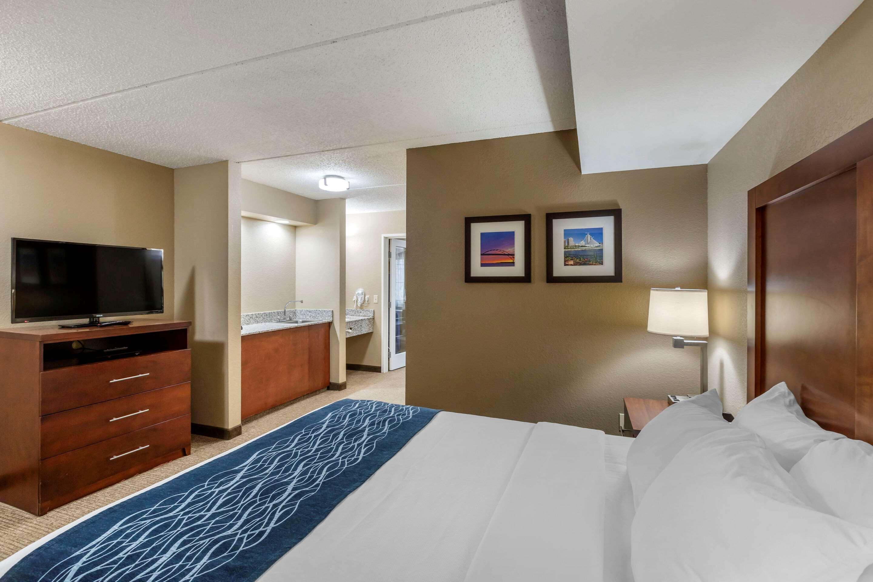 Comfort Inn & Suites Jackson - West Bend Экстерьер фото