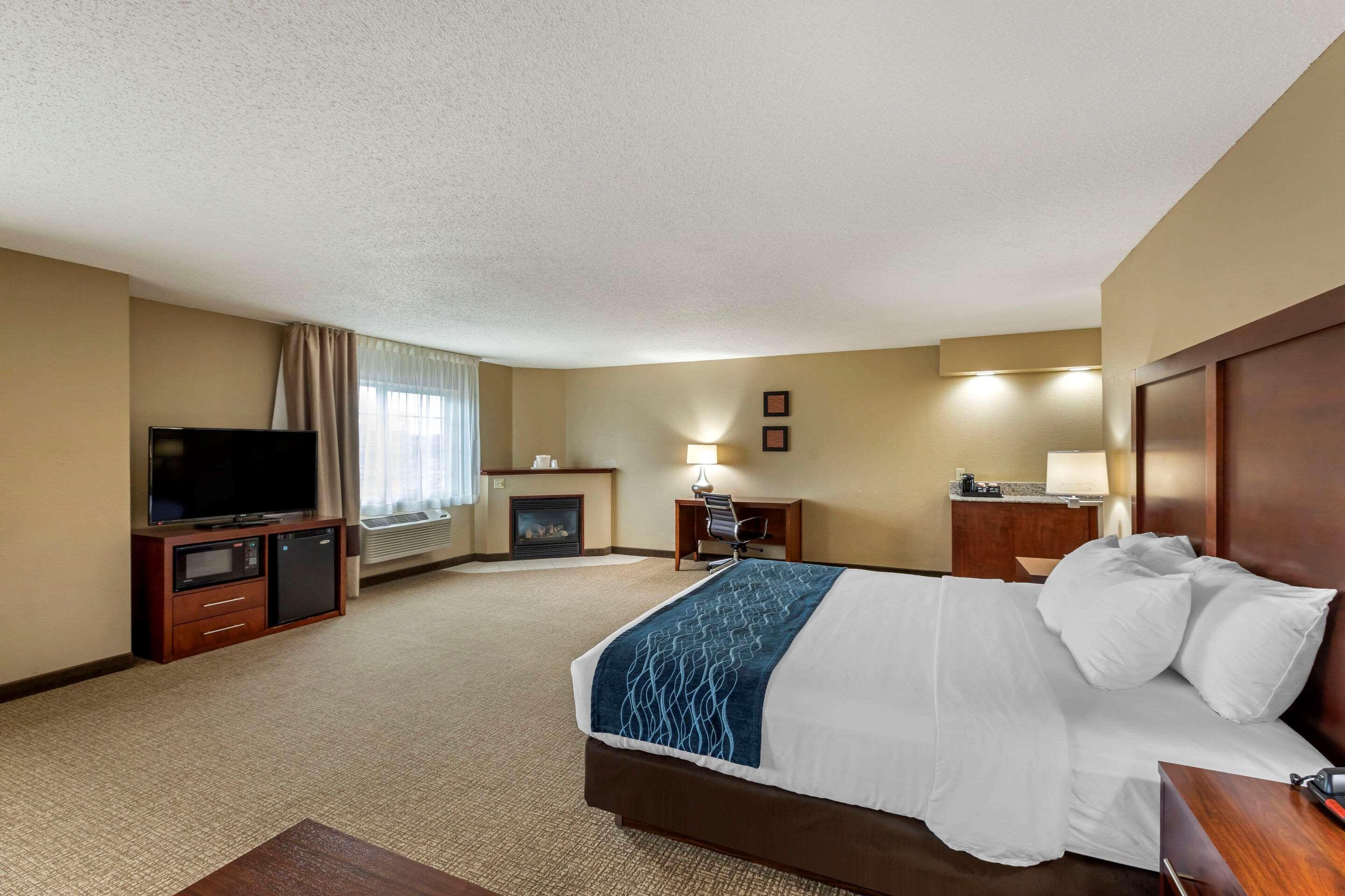 Comfort Inn & Suites Jackson - West Bend Экстерьер фото
