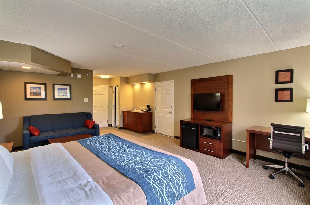 Comfort Inn & Suites Jackson - West Bend Экстерьер фото
