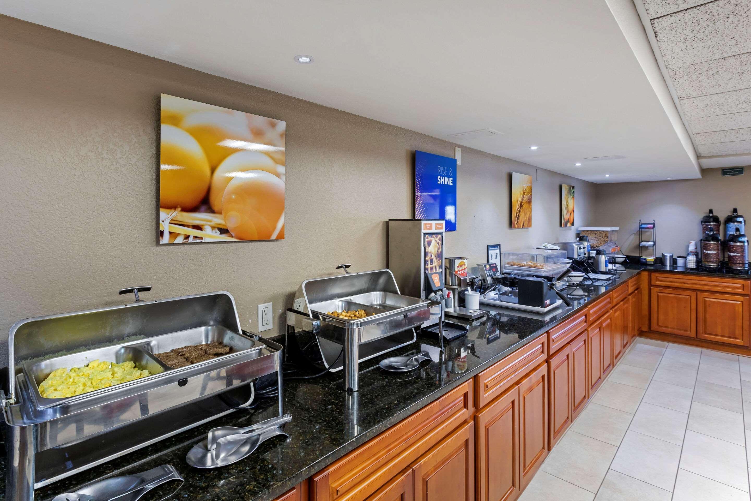 Comfort Inn & Suites Jackson - West Bend Экстерьер фото